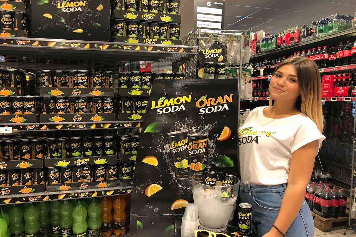 Hostess con Testata di Gondola per Lemon Soda all'interno di un supermercato