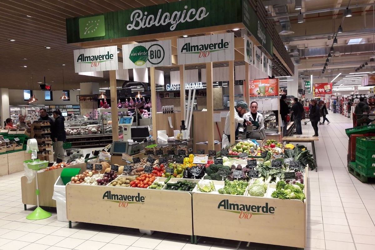 Esempio di come disporre la merce in un supermercato. Hostess e Promoter per Almaverde Bio