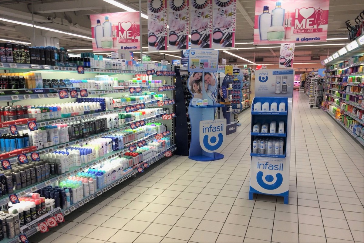 Esempi di Layout di Successo nei Supermercati: pop up Infasil con Hostess e Promoter. 