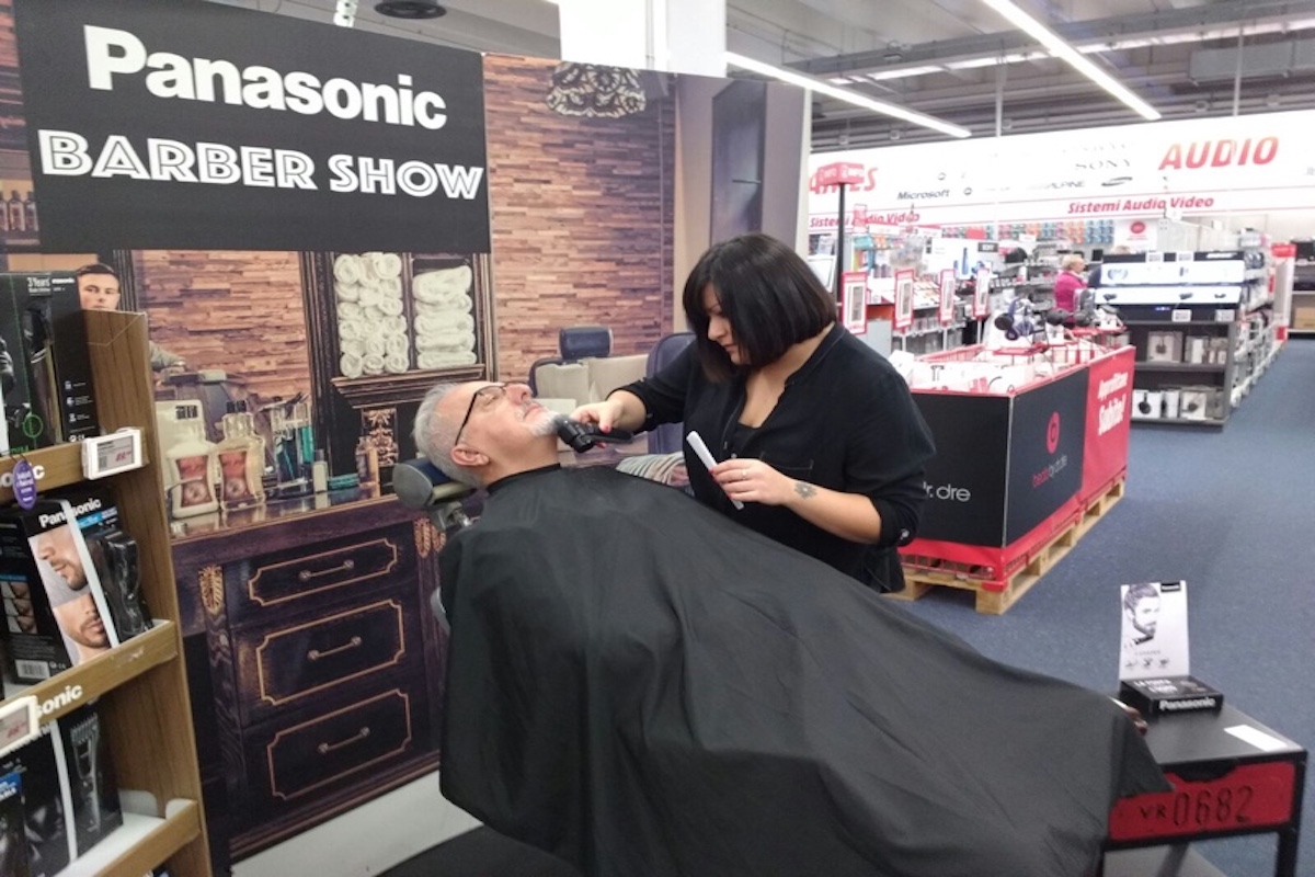 Esempio di marketing nei supermercati con Hostess e Promoter per Panasonic (barber show).