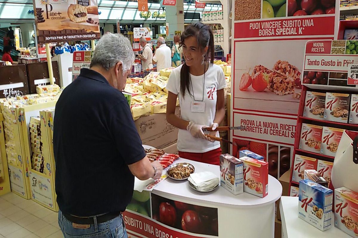 Isola promozionale Promoter e assaggi Kellogs da parte di un uomo. 