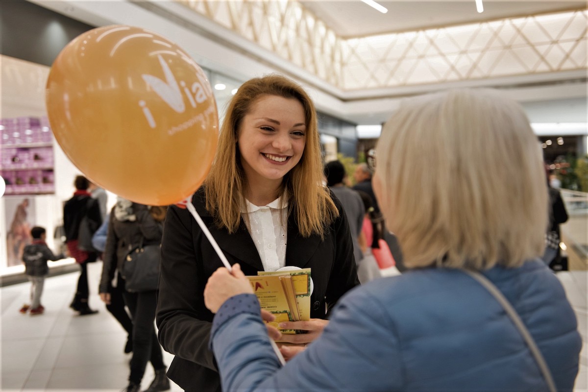 Hostess con un palloncino durante una promozione ne "i Viali". Materiale Pop