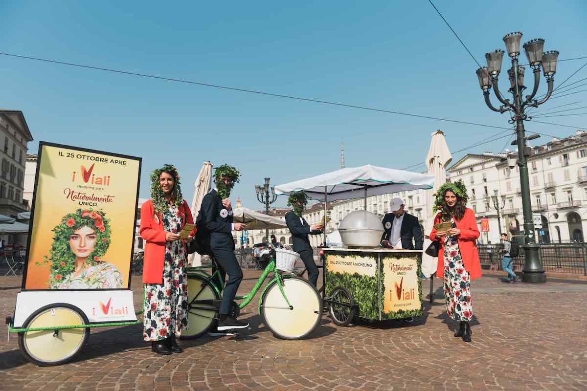 Esempio di marketing esperienziale con hostess e promoter. Promozione all'aria aperta, in piazza, de i Viali negozio in apertura. 