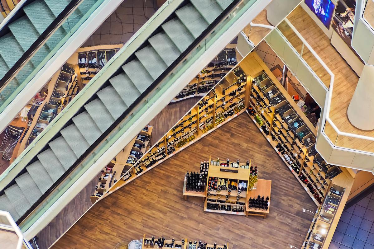 esempio di shelf marketing. Immagine di scaffali di vini e alcol dall'alto. 